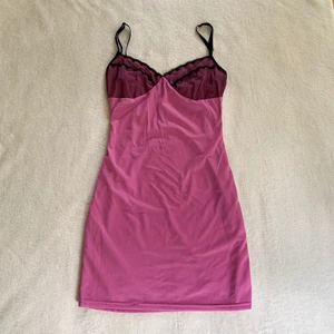 Rosa klänning - 💘 KLICKA INTE på köp nu, kontakta mig vid intresse 💘 Nattlinne som lätt kan användas som klänning med mesh över bysten från märket Clothes! Står stl 38 men passar mig som brukar ha XS/S (insydd)