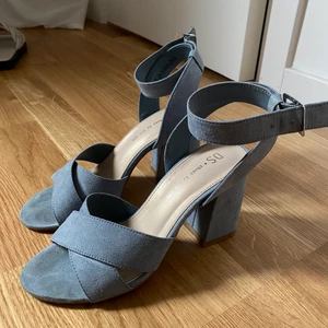 Skor - Super fina och bekväma klackar i en fin blå färg. Endast använda en ute kväll så i fint skick.