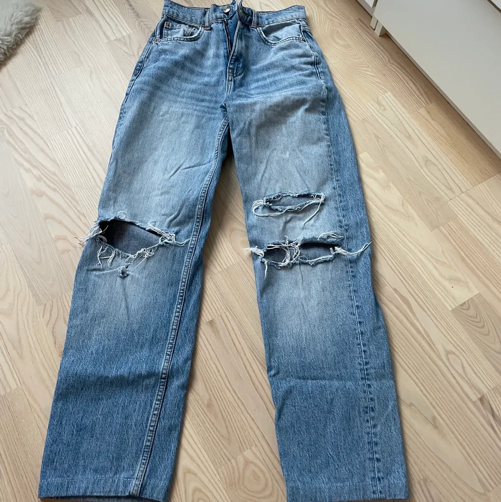 Blåa raka jeans från Gina tricot. Har sytt upp de, så de är kortare än de i butik (innerben:74cm, midjemått:72cm). Jeans & Byxor.