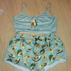 Pyjamas  - En pyjamas som jag köpte i början av juli 2021. Säljer pågrund av att jag inte använder längre. Är bara använd 1 gång. Kontakta gärna om du har någon fråga eller är intresserad.💗