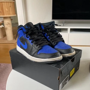 Air Jordan 1 (herr) - Ett par Jordans i gott skick. Box medföljer. Skorna köptes från butik 2021 för 2 499:-. 