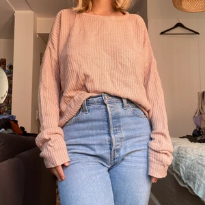 Stickad smutsrosa tröja - Söt stickad/virkad tröja från Brandy Melville. Väl använd och vissa maskor har lossat lite men fortfarande snygg