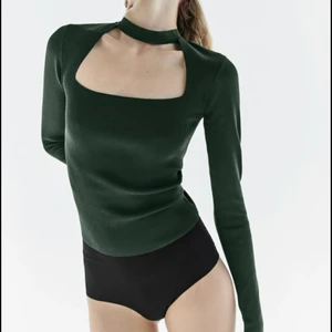 Zara topp - Säljer nu min trendiga gröna zara topp som jag använt ändats 3 gånger! Som även är helt slutsåld!❤️ så nästan i nyskick!💕 möts upp i Stockholm stan eller så fraktar jag (men då står köparen för frakten)❤️❤️