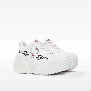 Sneakers från behrska - asballa sneakers från bershka. hello kitty-samarbete. använda ett par gånger så sulan är lite smutsig men i jättebra skick. nypris på 600-700kr ish. frakt ej inkl i priset, kan skicka egna bilder ocksååå. 