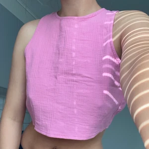 rosa topp zara - rosa topp med öppen rygg från zara. ryggen knyts i en cirkel så man kan välja hur tajt/löst den ska sitta. använd 1 gång