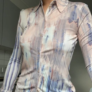 mönstrad skjorta  - mönstrad skjorta i skönt material, köpt på sellpy men är från & other stories. sitter otroligt fint och är väldigt bekväm. lappen från sellpy sitter kvar