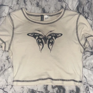 Crop top S - En beige ”Aesthetic” crop top/magtröja från h&m i storlek small