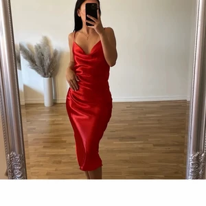 klänning  - så himla tjusig klänning jag köpte här på plick som tyvärr inte passade mig ..  strl 32(passar 34) ❤️ oanvänd!