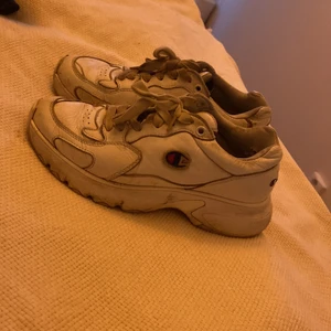 Sneakers  - Vita Champion skor, använda därav skicket! Storlek 36!😊 Äkta läder. De behöver en ny innersula då den gamla är sliten… sulan är ungefär 1,5 cm hög! 