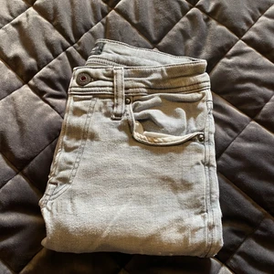 Jack & Jones strl S-M - Ännu ett par från Jack & Jones. Dem är inte alls använda, skicket är även jättebra och du får dem här för 150kr. Köparen står för frakten 