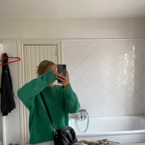 Grön stickad tröja - Säljer denna superfina slutsålda gröna tröja från Lindex. Jag har strl XL pch har vanligtvis xs/S men sitter superbra och nästan lite oversize