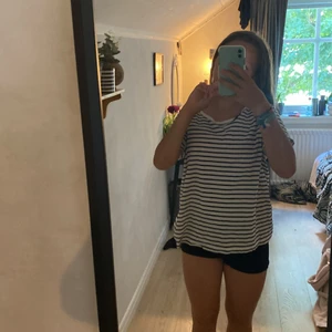 Randig T-shirt hm - Säljer en randig T-shirt från hm i strl L efter som den är för stor och aldrig används jag har vanligt vis strl xs/s och tröjan sitter såhär på mig ⬆️ köpt för 50 kr säljs för 30