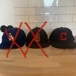 New Era Kepsar - 3 stycken new era kepsar i modellen 59Fifty , MÖRK BLÅ SÅLD. Den mörkblå är storlek 7 och en 1/8 vilket motsvarar 56,8 cm. Svarta kepsen i mitten är SÅLD och tillsist kepsen till höger är också 7 alltså 55,8 cm. Pris kan diskuteras