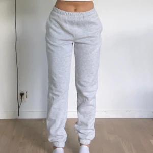 Lågmidjade mjukisbyxor - Byxor från ginatricot, jag är 155cm🤍köparen står för frakten på 66kr🤍