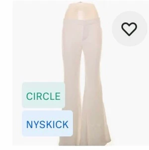 Vita bootcut byxor  - Assnygga bootcuts med riktig 70 tals vibe! De är i Kostymbyxmaterial och funkar lika bra till vardags som till fest! Helt nyskick (endast provade)! Originalpris: 350kr (lapp kvar på byxorna) 