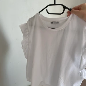 Volangtopp - Säljer denna fina volangtoppe från zara💗