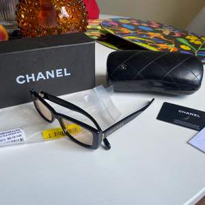 Chanel solglasögon från SS19. Medföljes gör glasögonfodral, Chanel låda, plastförpackningar från inköp, kort med inköpsdatum, identifikationsnummer samt äkthetsbevis. Defekt, saknas en Sten på ett E på vänster sida.