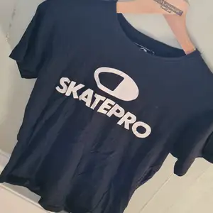 Skate pro T-shirt i nyskick Köparen står för frakt