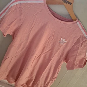 Adidas T-shirt för barn - Adidas T-shirt i nyskick  Köparen står för frakten
