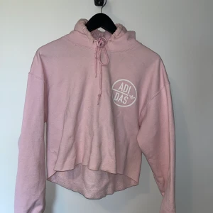 Adidas hoodie ljusrosa - Rosa Adidashoodie i använt skick. Köpt från Urban Outfitters i USA. 