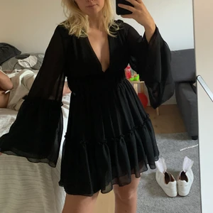 Svart volang klänning - Jag är 162cm lång. 