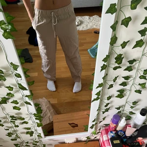 Linnebyxor  - fin beiga linnebyxor som jag säljer för behöver pengar😊💕byxorna e i fint skick och köpta förra sommarn, skriv om ni har fler frågor Elr vill ha fler bilder(pris går även diskuteras)🤍🤍🤍