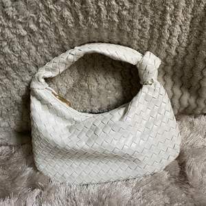 Bottega inspirerad väska i vitt! Superfin väska som endast är använd en gång, så den är som ny! För frågor eller mer bilder är det bara att skriva:)