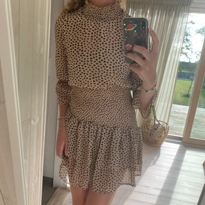 Så himla fin klänning! - Säljer denhär klänningen som är super fin och oanvänd💓I storlek S