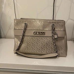 Guess väska - Säljer en likadan väska som innan, (finns 2 stycken) inte använd. 