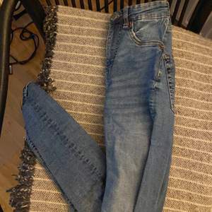 Säljer ett par blåa jeans med hål på knäna. Storleken är XS men skulle säga att den passar även S