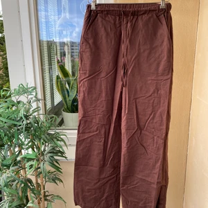 Linnebyxor - Bruna byxor i linne från 4th reckless. (Har även en matchande linneskjorta) Kan hämtas i Telefonplan alternativt fraktas och då står köparen för frakt 🌸