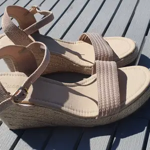 Oanvända fina sandaler i storlek 39.   Är på semester 20 juli - 3 augusti. Kan skickas innan och efter det. 😊