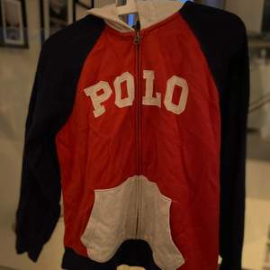 Säljer en Polo Ralph Lauren zip hoodie i storlek  Large (barnstorlek) Hyfsat skick Nypris 985kr