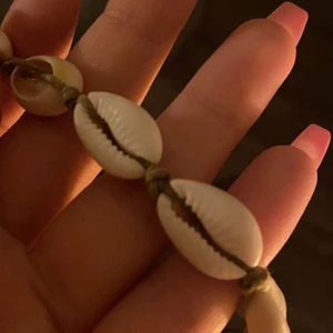 Snäckhalsband - Superfint snäckhalsband som jag köpte i Grekland förra sommaren😍🇬🇷 använd Max 2 ggr och ger verkligen en utomlands vibe på en outfit💕 perfekt nu till sommaren👌