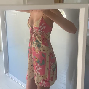 Zara klänning  - En jättefin klänning från Zara som bara använts 2 gånger, den säljs för att den är lite liten runt brösten (har storlek B) ✌🏼köpt för 359:- men sälja för 110:- 