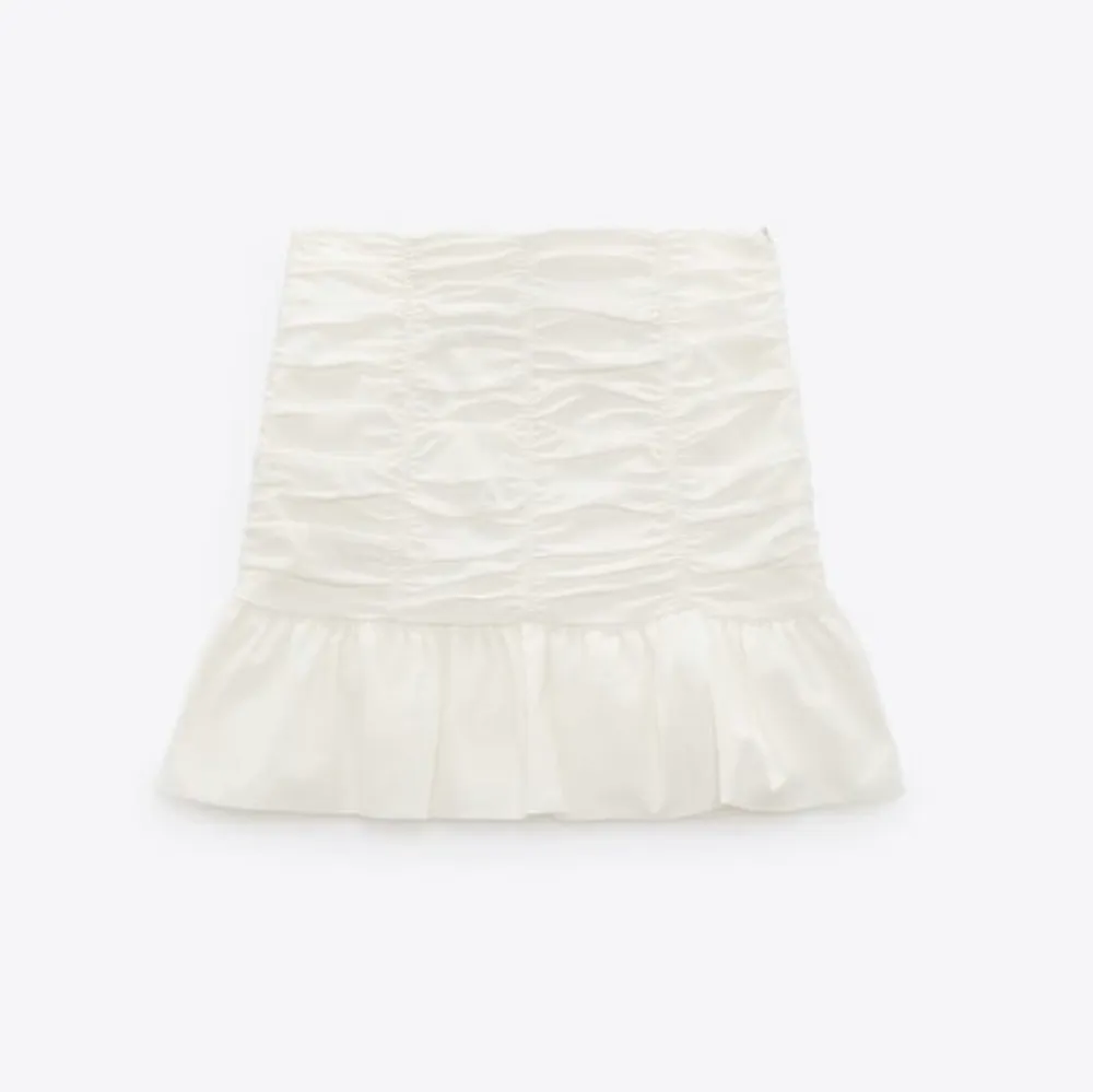 Helt oanvänd linne-kjol från Zara med alla lappar kvar! Säljer då den ej kommer t användning❣️💗 Slutsåld i storlek xs på hemsidan, Nypris: 379kr. Kjolar.
