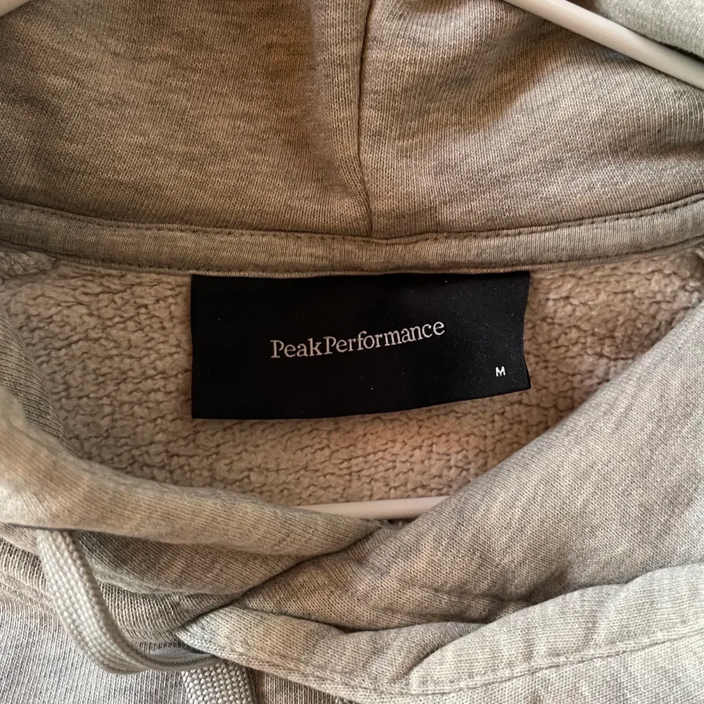 Grå Peak Performance hoodie i herr storlek M. Inga tecken på användning. Hör av er vid frågor! . Hoodies.