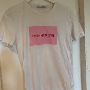 Fin t-shirt från Calvin Klein, använd 1 gång.  Legat i sommarlåda, därav lite skrynklig