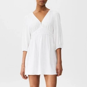 Vit klänning från pull and bear! - Vit, fin klänning från Pull & Bear!🥰 Den har öppen rygg, långa ärmar och är åt det kortare hållet. Endast använd en gång, därav i superbra skick. Perfekt som studentklänning! Köparen står för frakten!❤️ :)