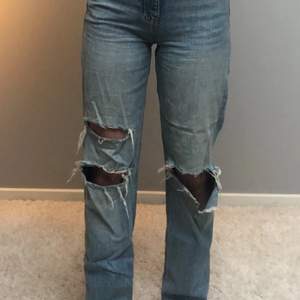 Snygga 90’s jeans från Gina Tricot. Säljer för att dem är alldeles för långa på mig (160cm)💕💕