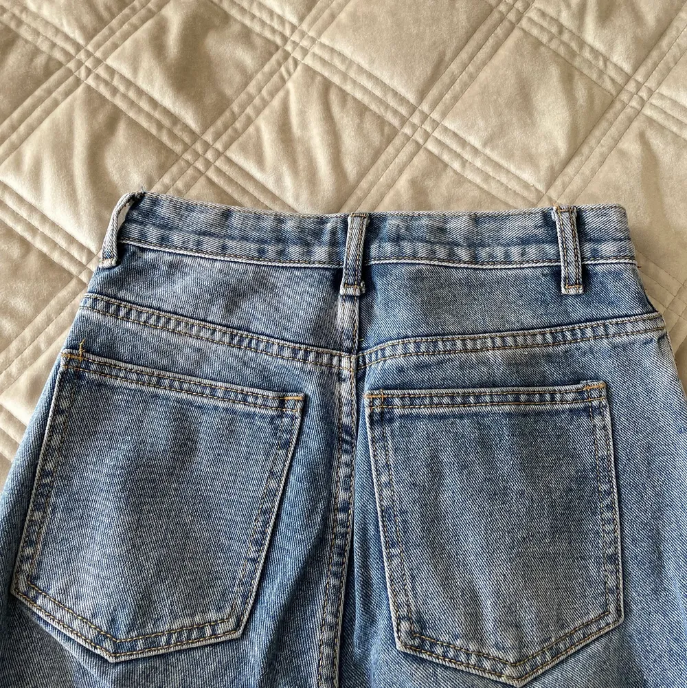 Jeans från PLT aldrig använda. Med en slit över skon. Är 170 lång och dom är bra långd på mig. ❤️. Jeans & Byxor.