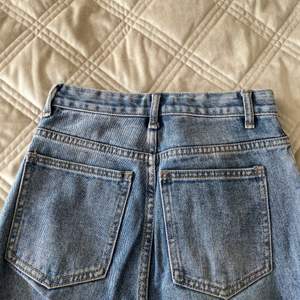 Jeans från PLT aldrig använda. Med en slit över skon. Är 170 lång och dom är bra långd på mig. ❤️