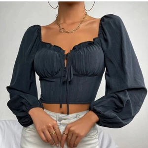 Svart topp - En svart topp från SHEIN, jättesöt🦋 Inte strechigt material.