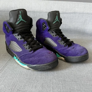 Jordan 5s Grape  - Ett par jordans som jag haft i Max 1 år,  Säljer dom nu för att jag tröttnat på dom, jag köpte dom för 3499kr men de har gått ner i pris och de är sletna. Vid intresse skriv ett meddelande🚀🌟