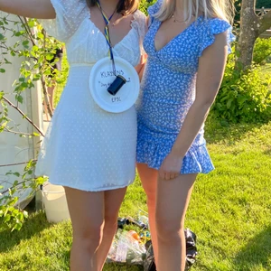 Blommig klänning - Säljer denna jättefina blåa klänning från shein pga för kort för mig 🥲💓 Använd en gång. 80 kr + frakt! ☀️💞