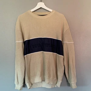 Riktigt schysst vintage sweatshirt från Redgreen - Så schysst vintage sweatshirt från redgreen! Liten fläck där bak på ryggen kan säkert försvinna i tvätten. Storlek M  Kan samfraktas ihop med andra köp.❤️