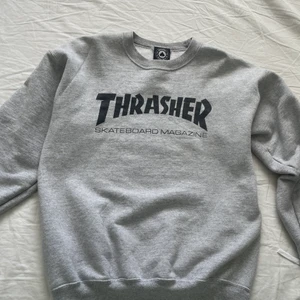 Grå Thrasher Sweatshirt  - Så snygg sweatshirt som jag köpt på Junkyard för ett tag sen! På senaste tiden har ja inte fått någon användning av den därav säljs den 