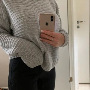 Stickad tröja  - I bra stick, skön material. 