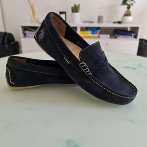 U.S Polo Loafers - strl 42 - Snygga marinblå loafers. Perfekt till sommarfesten. Mycket bra skick, knappt använda. Nypris 1100