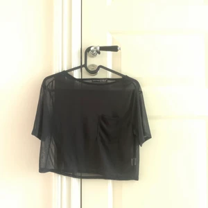 Svart meshtopp storlek 36 - En svart meshtopp i storlek 36